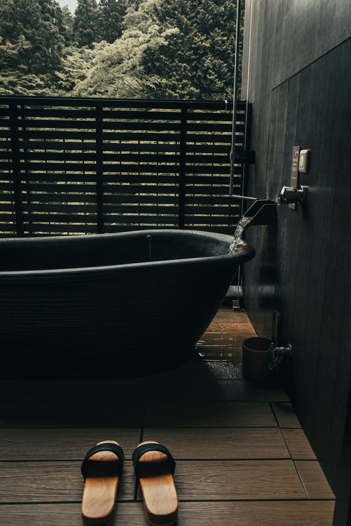 japanese-onsen-bath-1400