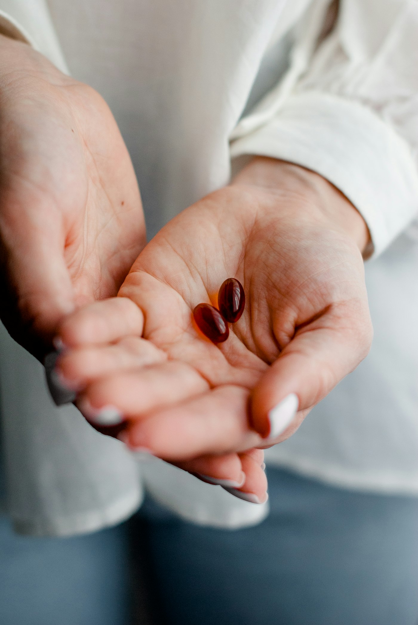 hand-holding-supplements-1400