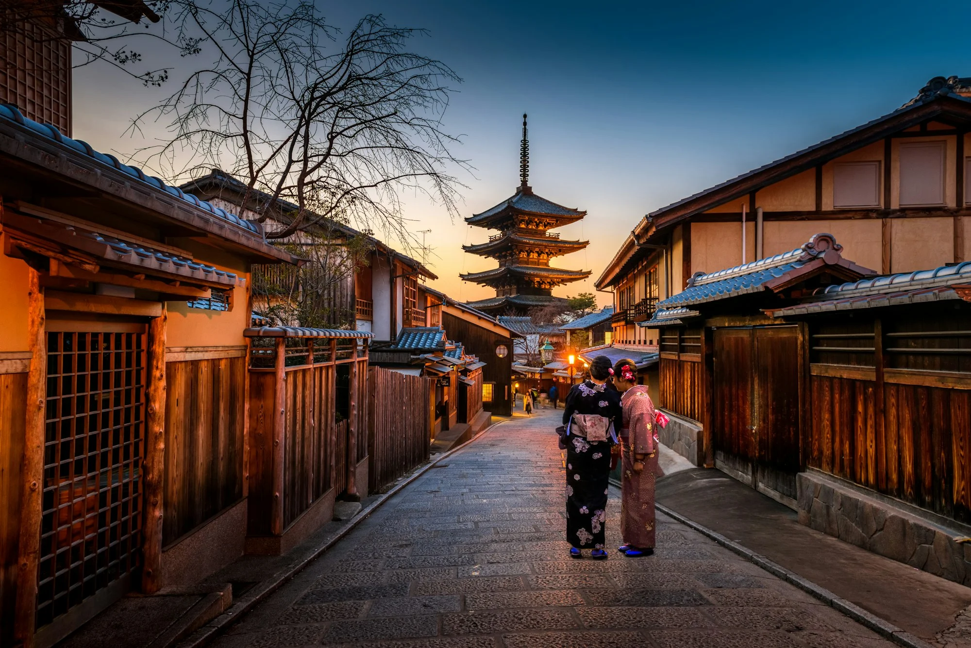 kyoto-kimono-street-dusk-2000