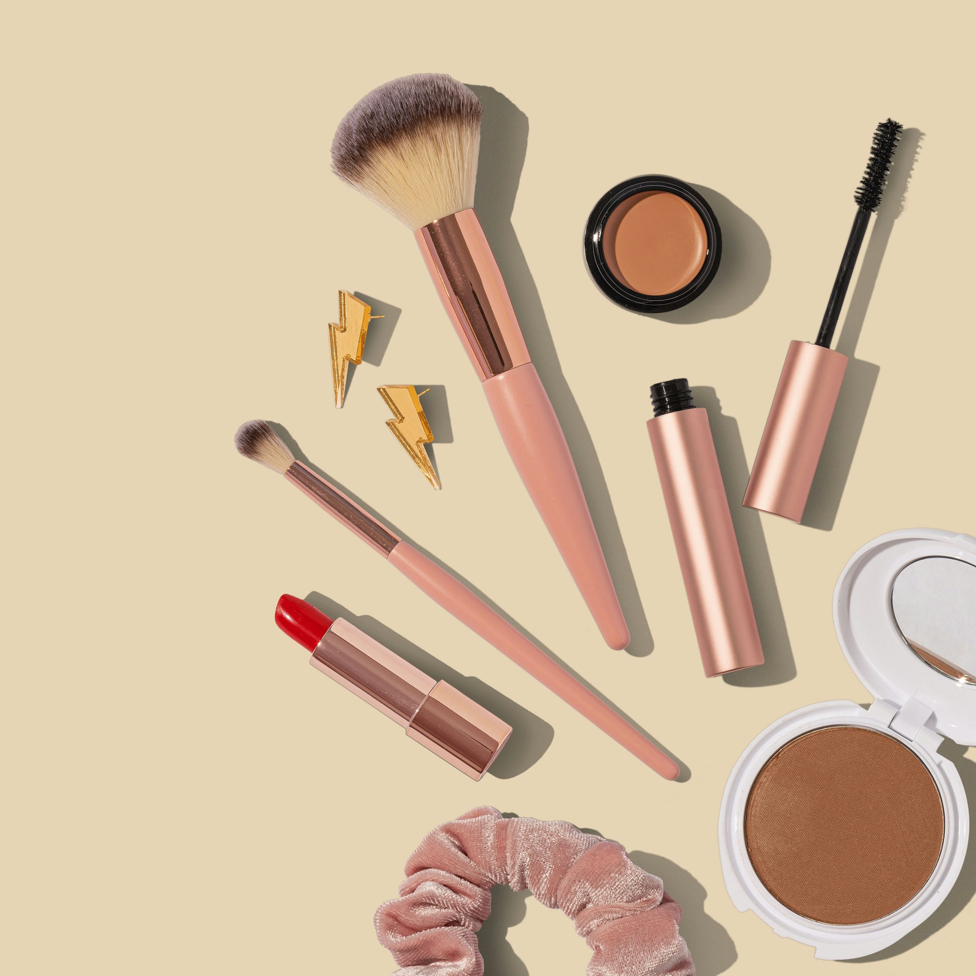 makeup-brushes-flatlay-2000