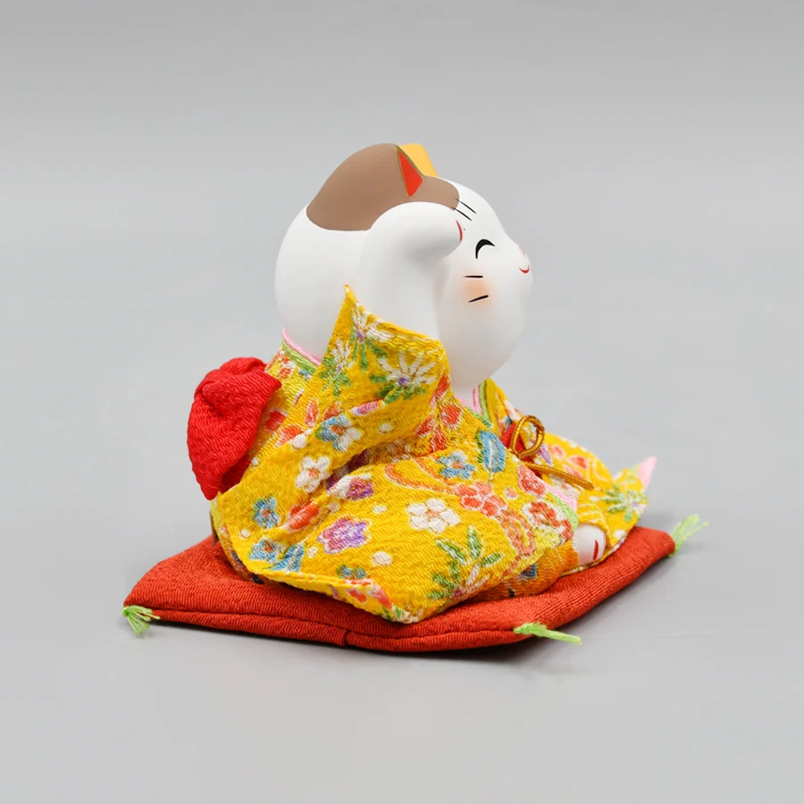 Yakushigama Nishikisai Chirimen Maneki Neko (Right Hand Raised, Large) 2